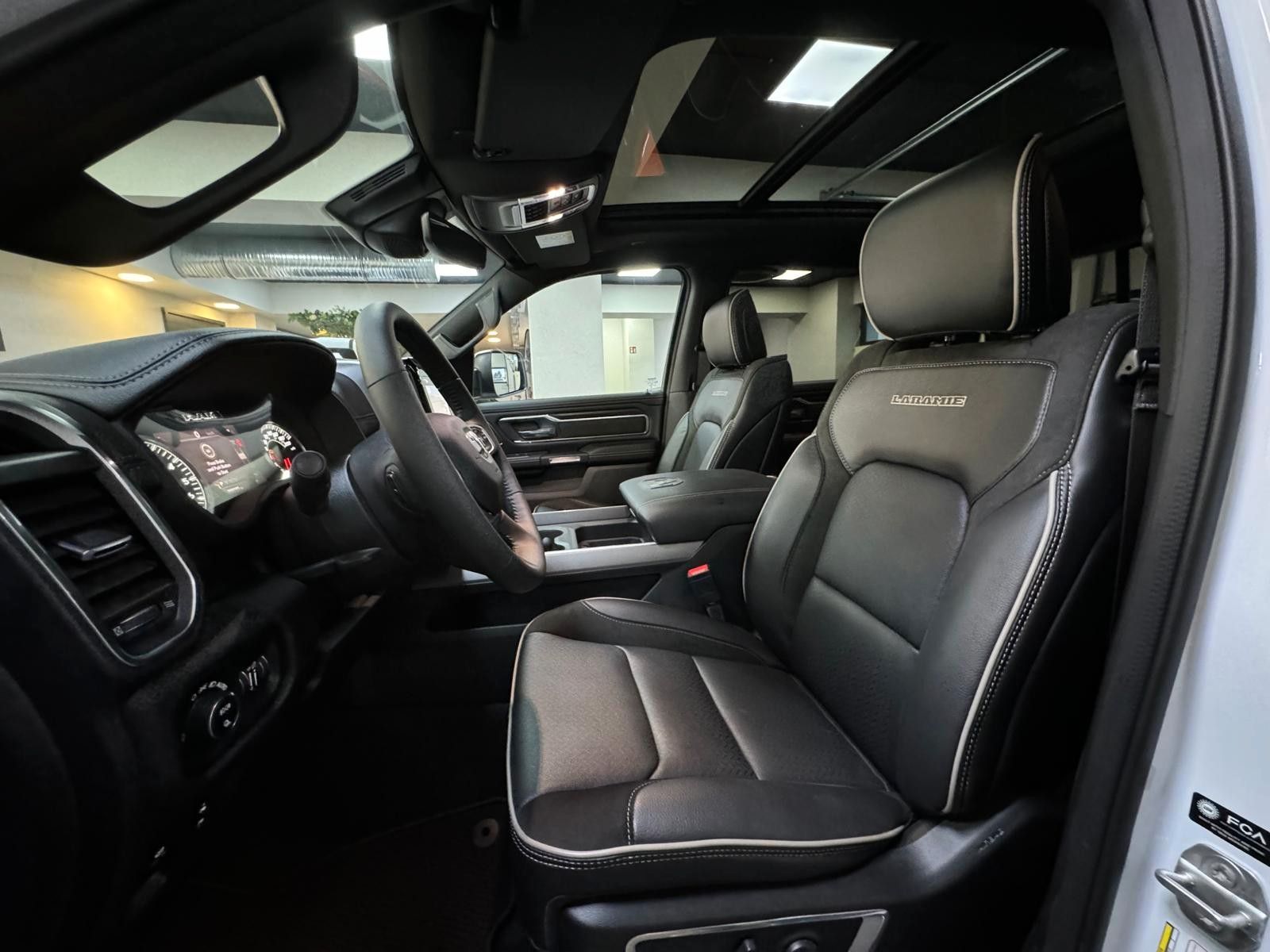 Fahrzeugabbildung Dodge LARAMIE CREW CAB SPORT  12" LUFTFEDER  HEMI 4x4