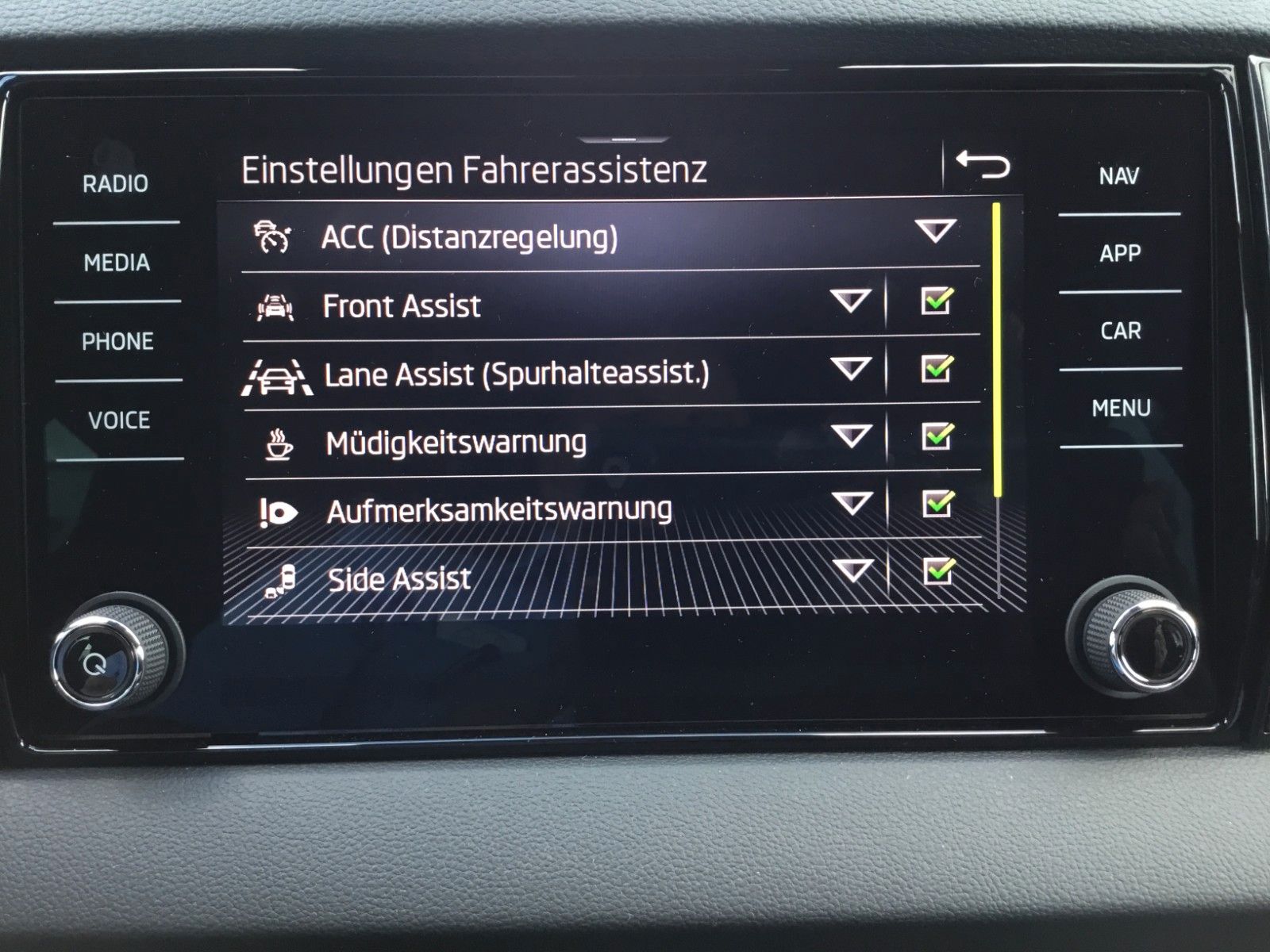 Fahrzeugabbildung SKODA Karoq 2.0l TSI DSG 4x4 Sportline+AHK+Matrix+Pano