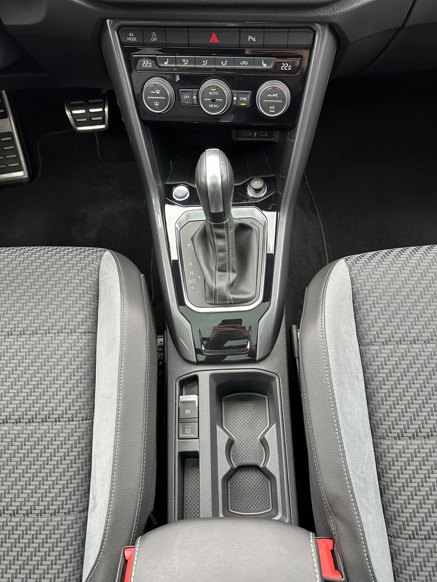 Fahrzeugabbildung Volkswagen T-Roc 1.5 TSI DSG R-Line NAV+LED+ACC+KAMERA+PANO