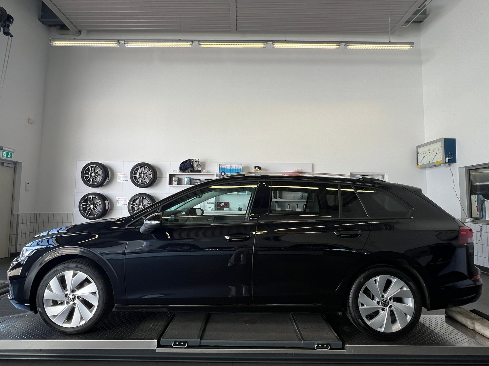 Fahrzeugabbildung Volkswagen Golf VIII Variant ACTIVE 1.5 eTSI DSG *AHK, LED,