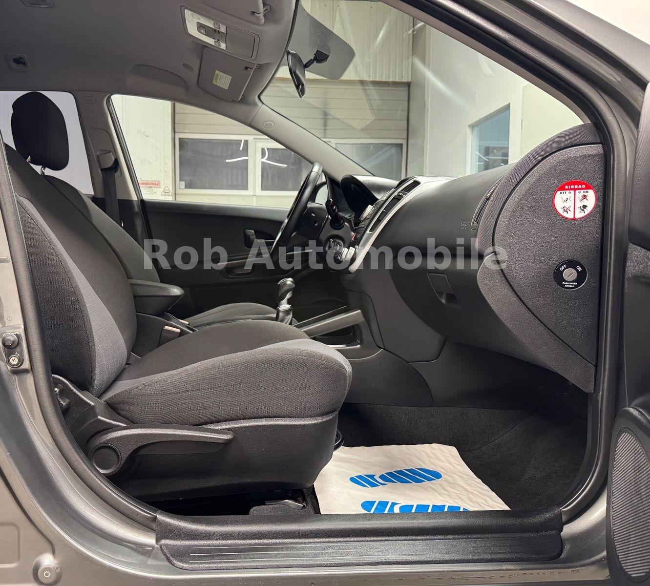 Kia cee'd 2011 — photo 19