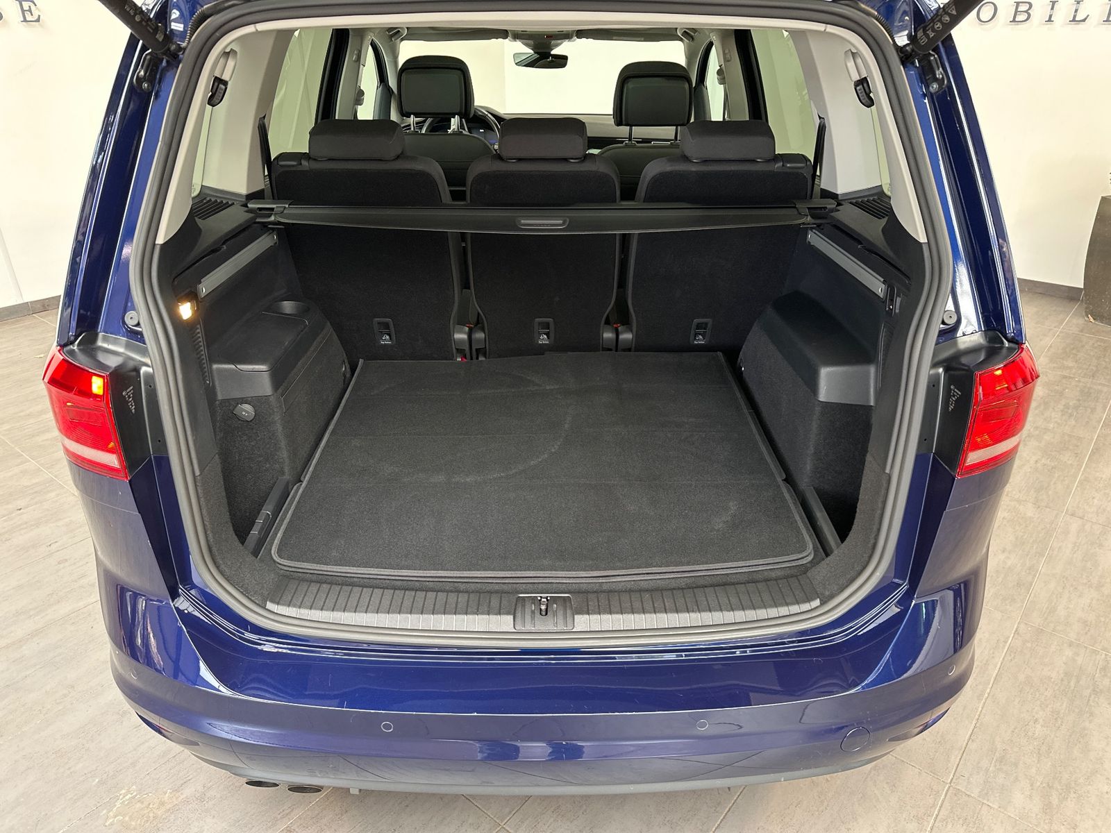 Fahrzeugabbildung Volkswagen Touran 7-Sitzer NAV+LED+ACC+KAMERA+PANO+STANDHZG