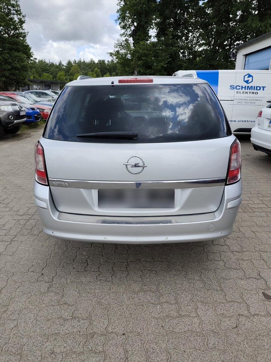 Opel Astra 2010 — rear view
