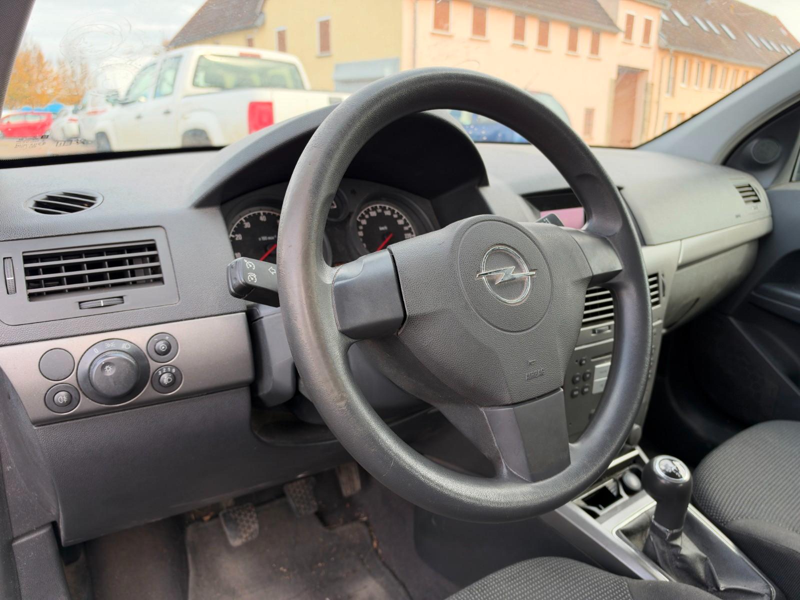 Opel Astra 2004 — photo 25