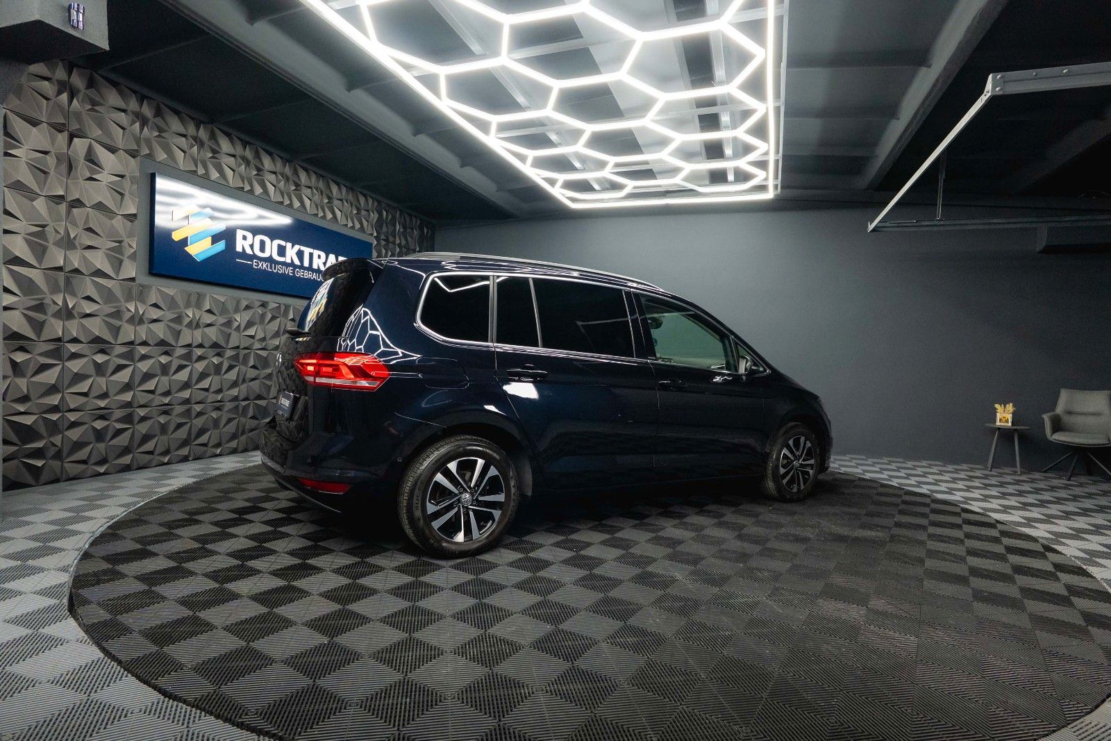 Fahrzeugabbildung Volkswagen Touran 1.6 Comfortline IQ.Drive | 7 Sitze | ACC