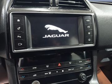 Jaguar F-Pace - 8