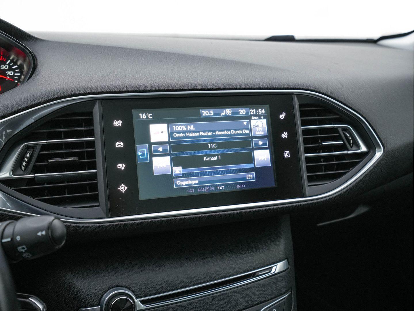 Peugeot 308 2015 — photo 16