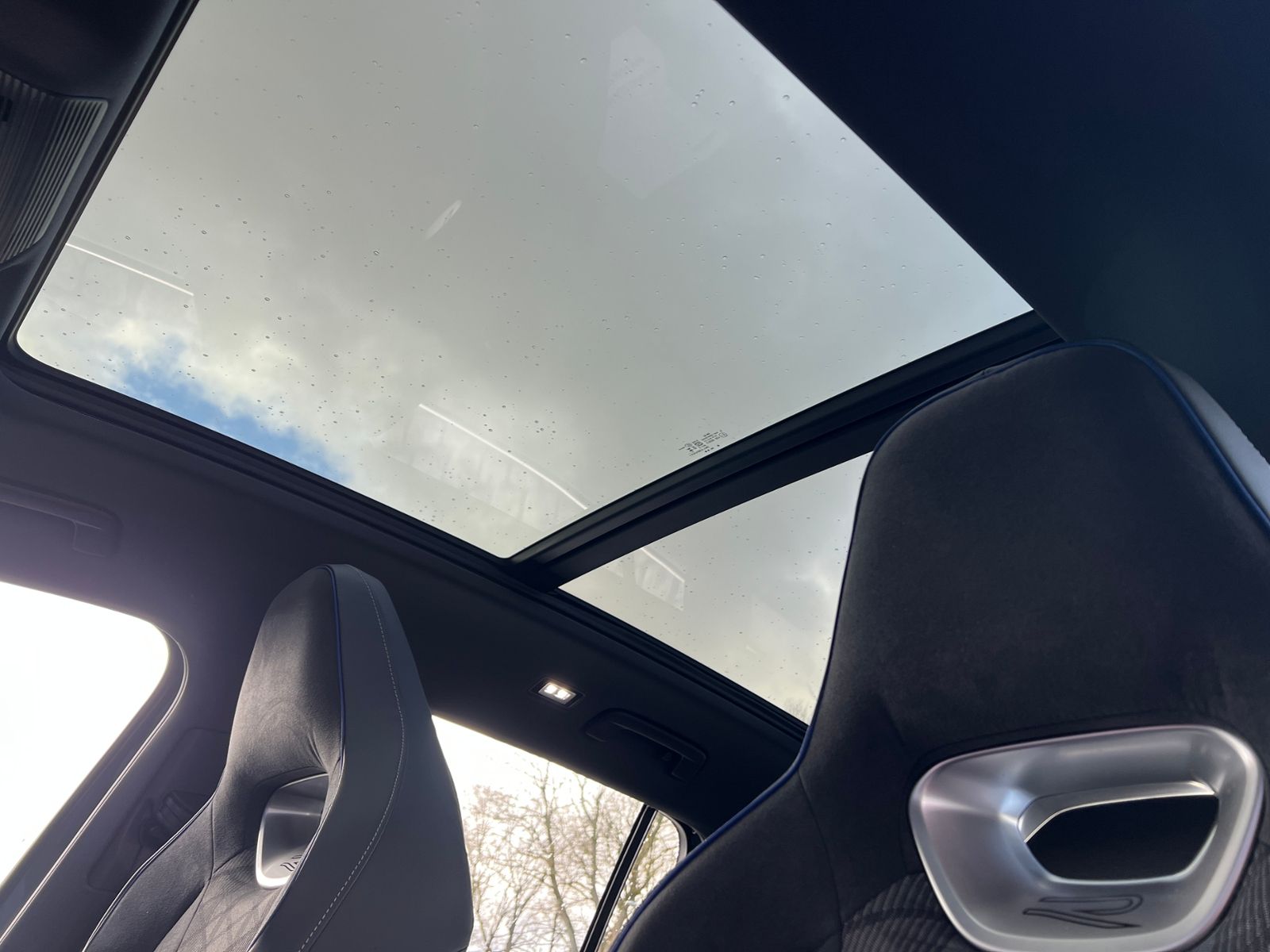 Fahrzeugabbildung Volkswagen Tiguan R-Line 1.5 eTSI DSG *AHK, ACC, IQ.Light,