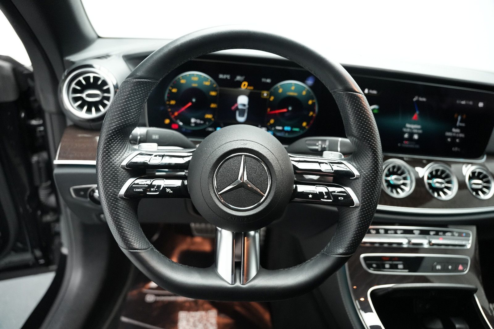 Fahrzeugabbildung Mercedes-Benz E 450 Cabrio AMG/BURMESTER/HUD/AMBIENTE/MASSAGE/