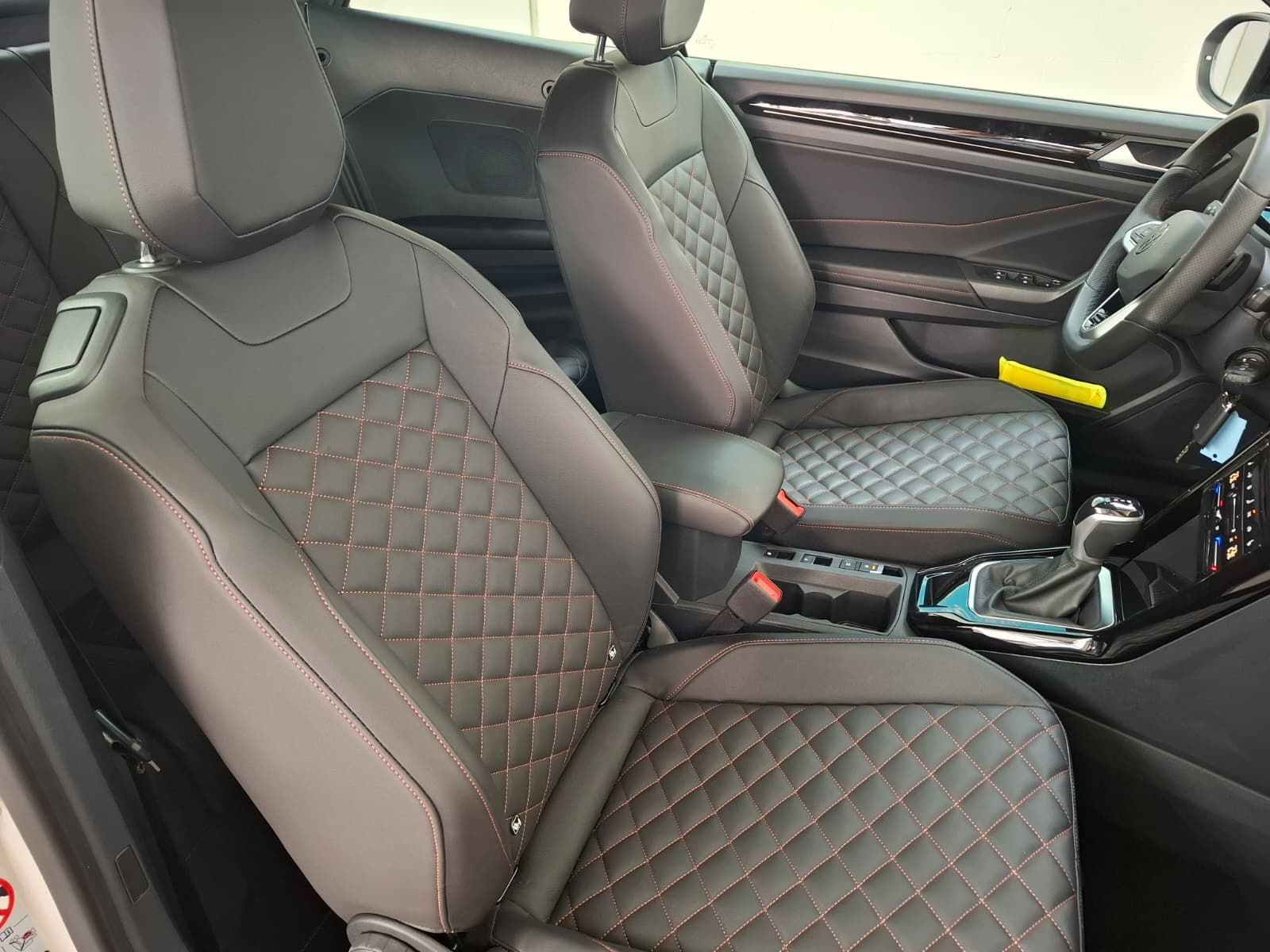 Fahrzeugabbildung Volkswagen T-Roc Cabriolet R-Line Edit. Karmann 1,5 TSI DSG