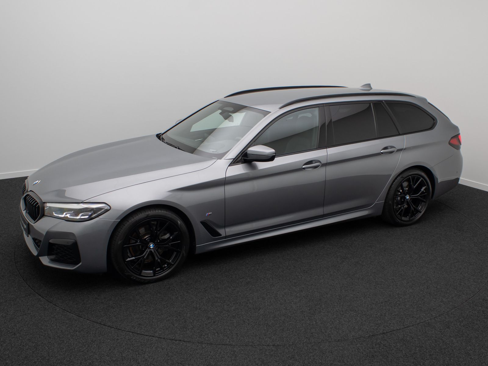 Fahrzeugabbildung BMW 520d xD M Sport HUD DAB Alarm H/K Kamera AHK 19"