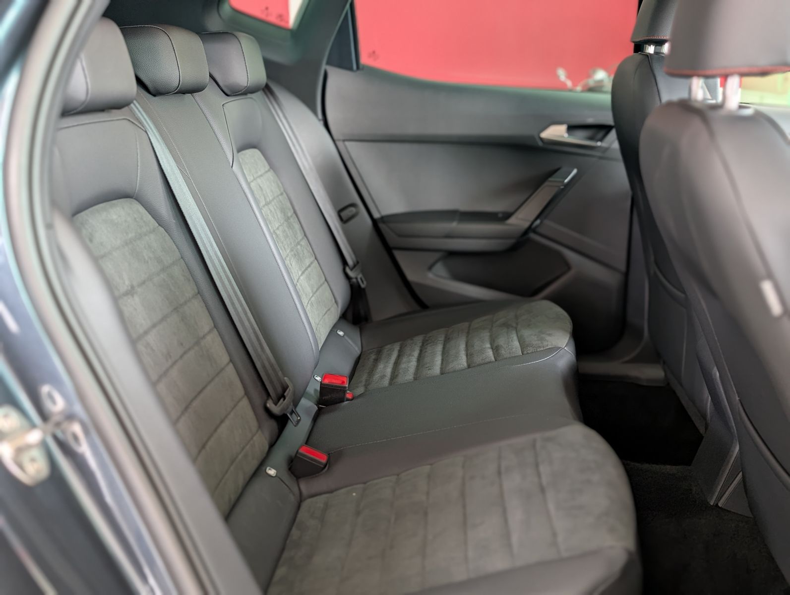 Fahrzeugabbildung SEAT Arona 1.5 TSI FR DSG ACC LED AHK KAM DINAMICA 18