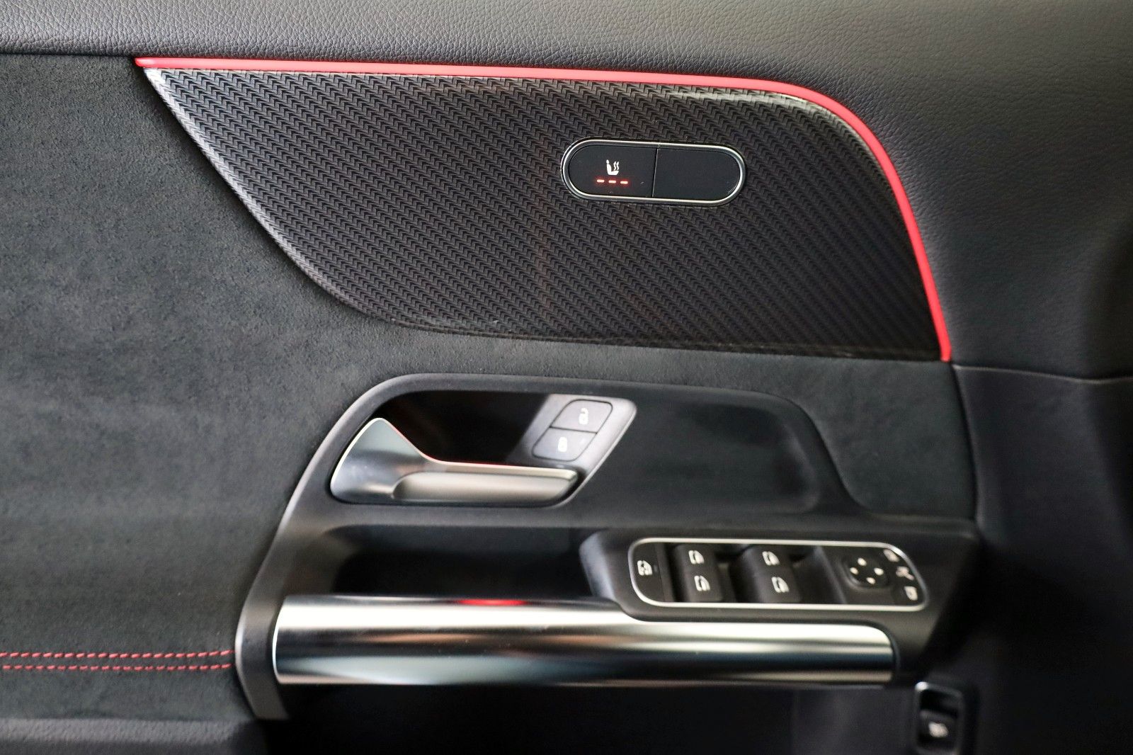 Fahrzeugabbildung Mercedes-Benz GLA 200 AMG, Automatik,Navi,Leder,LED,SHZ