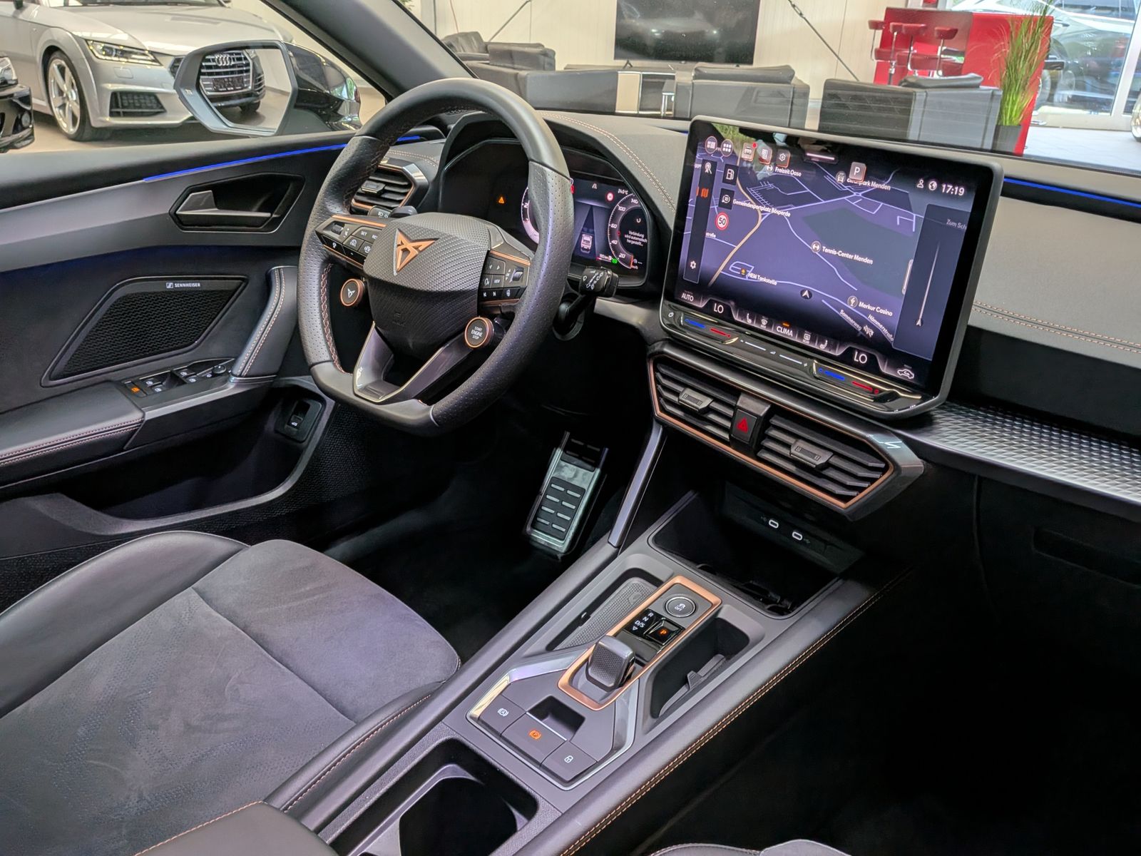 Fahrzeugabbildung CUPRA Leon 1.5 eTSI DINAMICA*MATRIX*ACC*PANO*AHK 5J-Ga