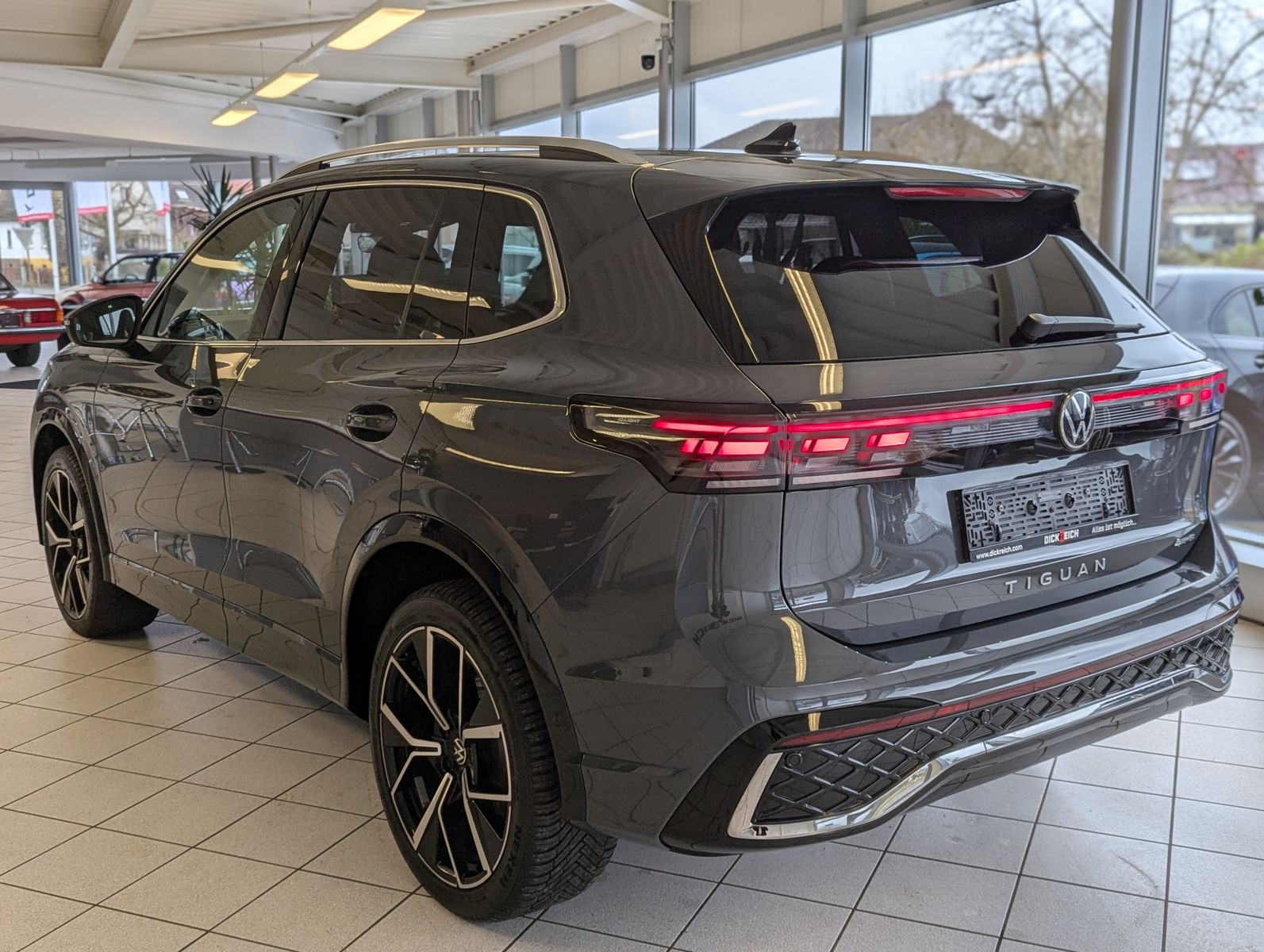 Fahrzeugabbildung Volkswagen Tiguan 2.0TDI R-Line 4M Pano H/K AHK Matrix 20"
