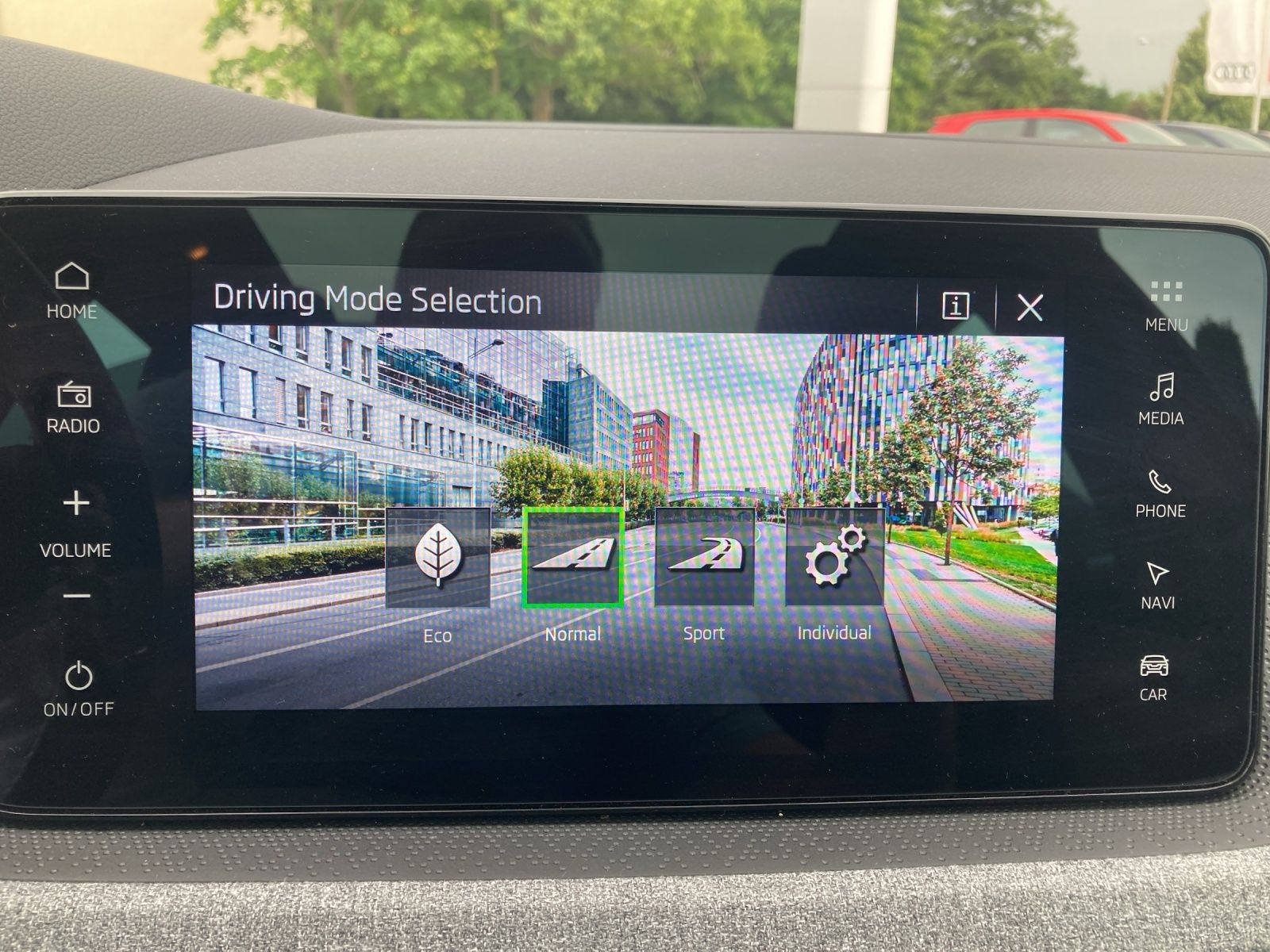 Fahrzeugabbildung SKODA Kamiq TSI Selection DSG Matrix Navi Pano AID ACC