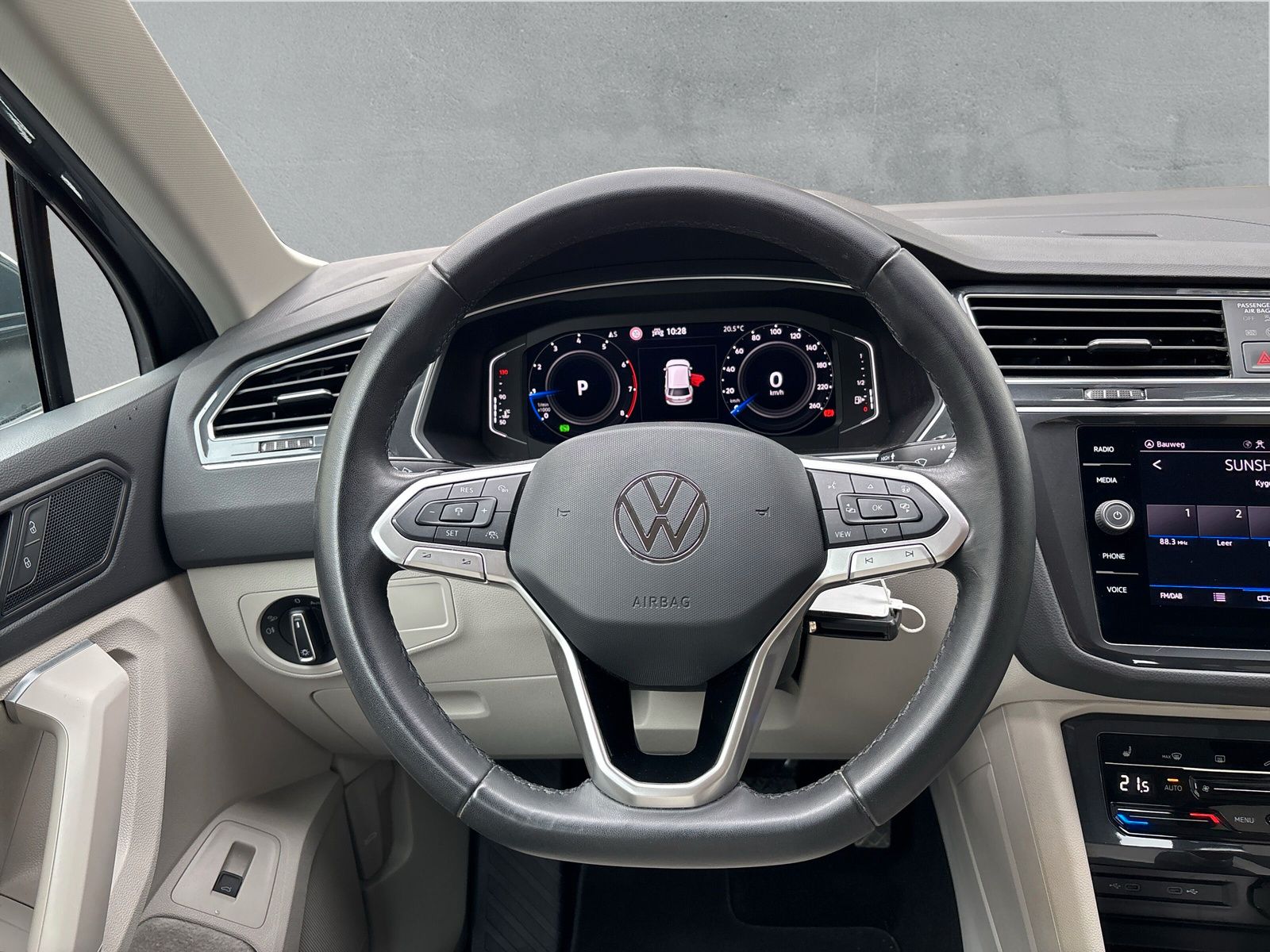 Fahrzeugabbildung Volkswagen Tiguan 1.5 TSI Elegance AHK Kamera SHZ