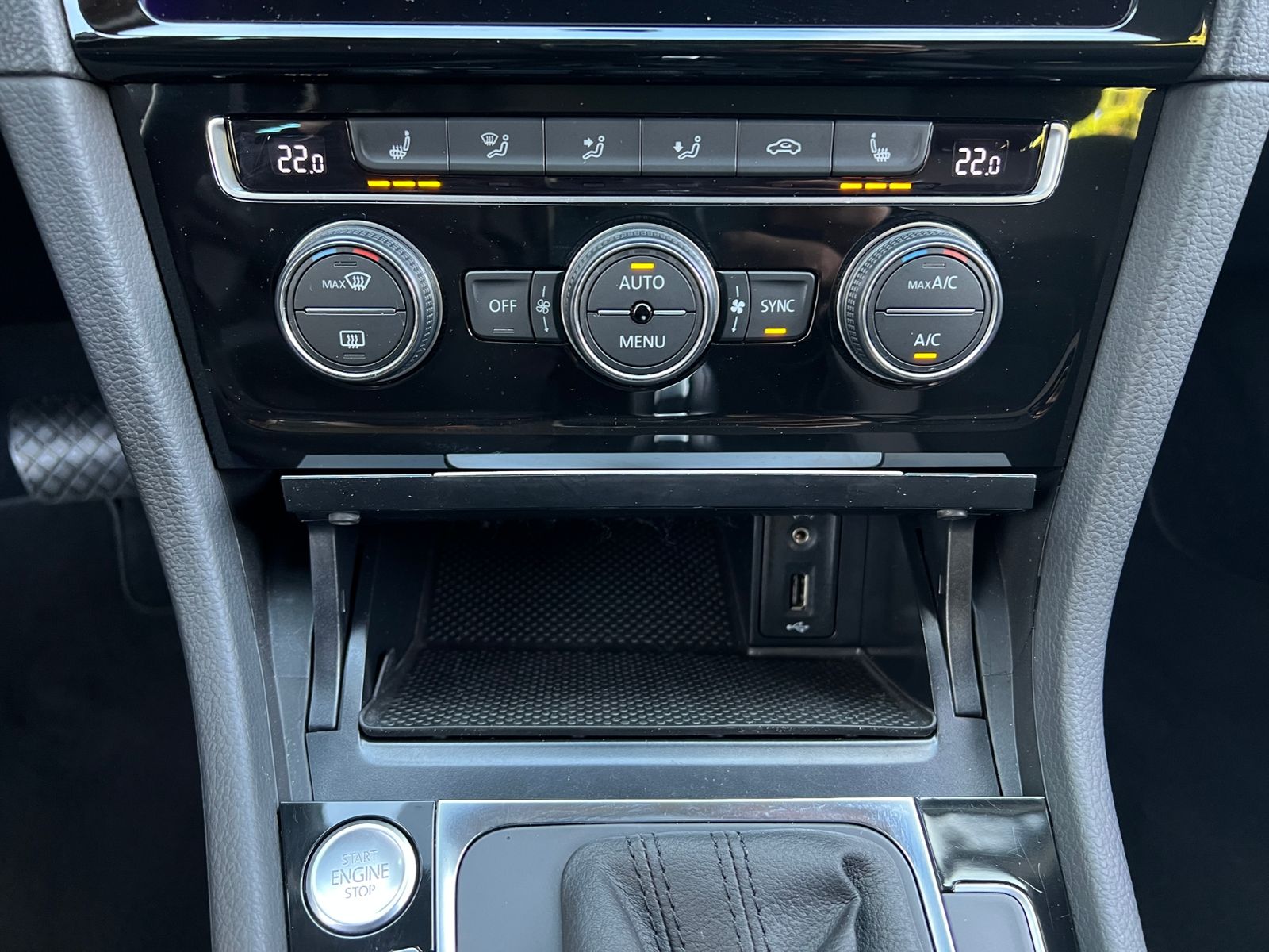 Fahrzeugabbildung Volkswagen Golf VII Variant Highline 1.4 TSI DSG *AHK, Navi