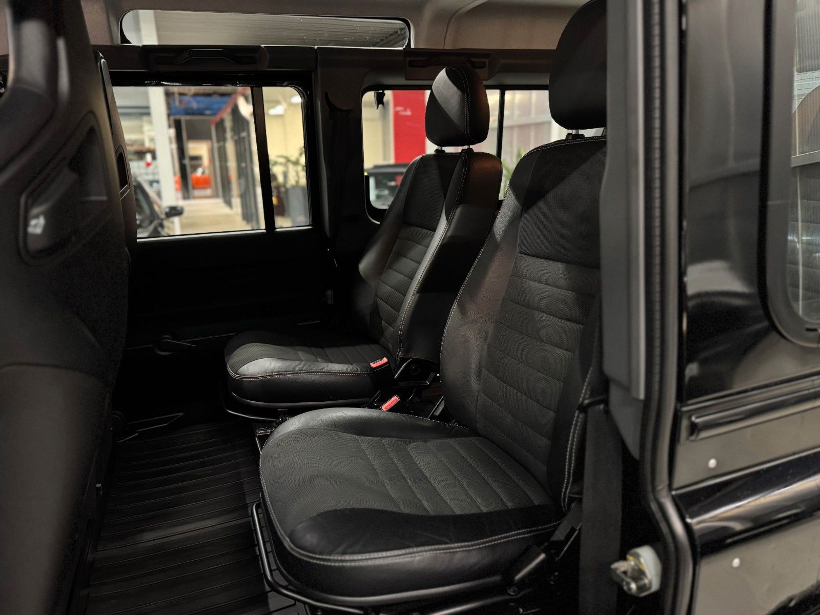 Fahrzeugabbildung Land Rover Defender 110 SE Station Wagon "Maxi-UMBAU"