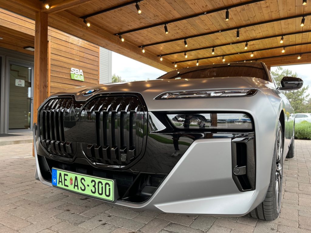 BMW i7