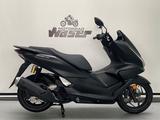 Honda PCX 125 **Aktion auch in Pearl Blue verfügbar. - HONDA PCX 125