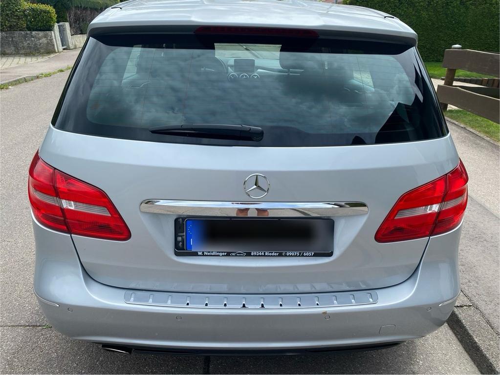 Mercedes-Benz B 180
