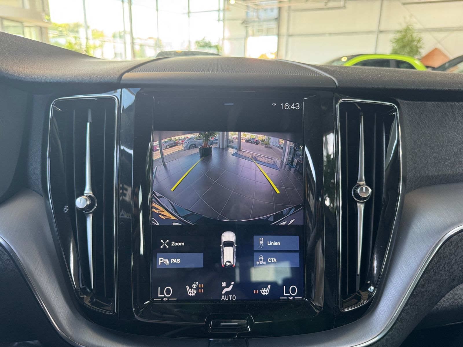 Fahrzeugabbildung Volvo XC60 Momentum Pro 2WD LED NAV DAB RFK SHZ ALU