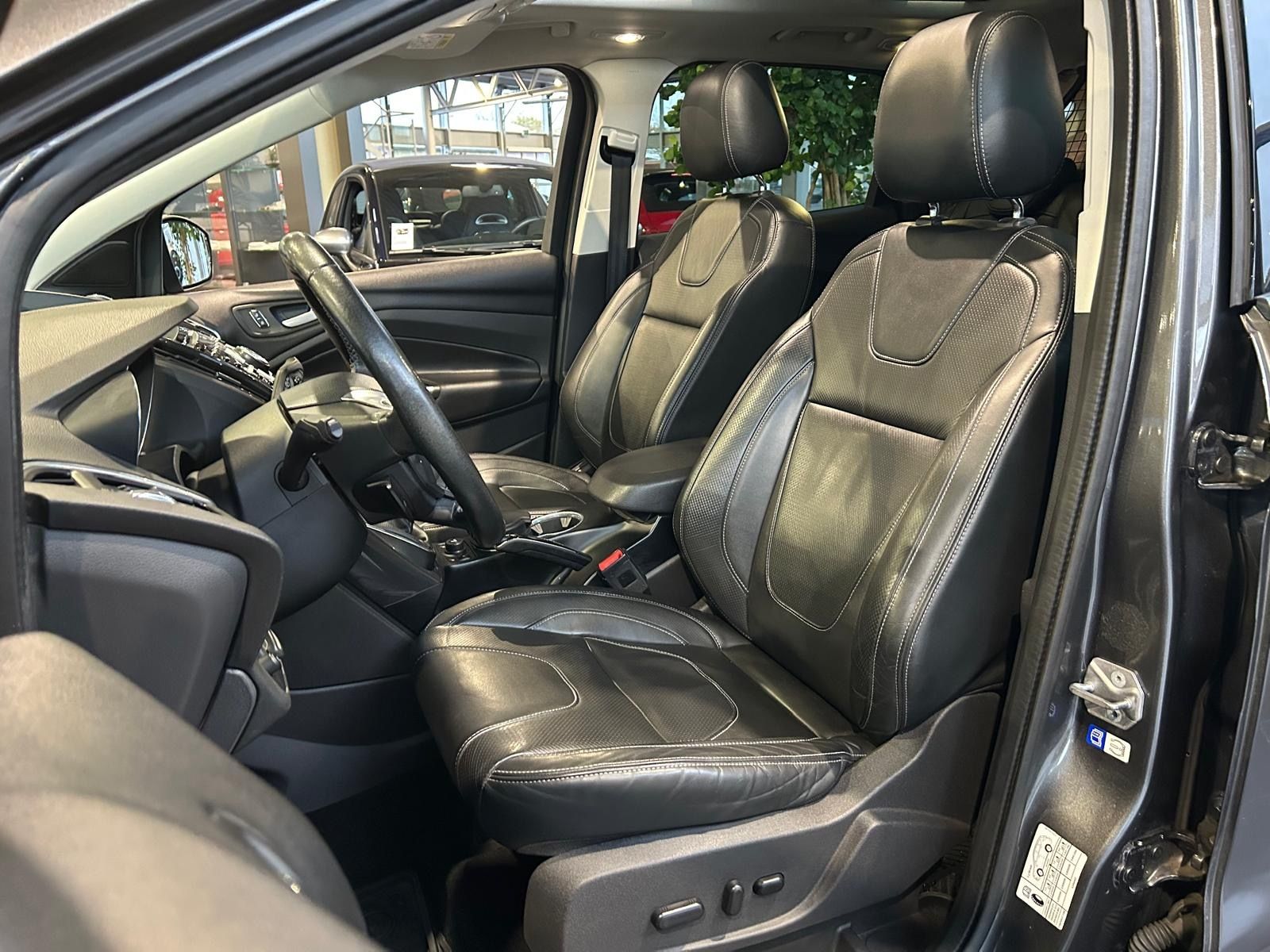 Fahrzeugabbildung Ford Kuga Individual 4x4 PANO AHK NAVI