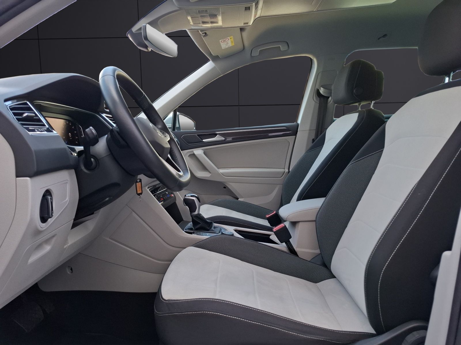 Fahrzeugabbildung Volkswagen Tiguan TSI Elegance DSG 4M Matrix Navi AID ACC R
