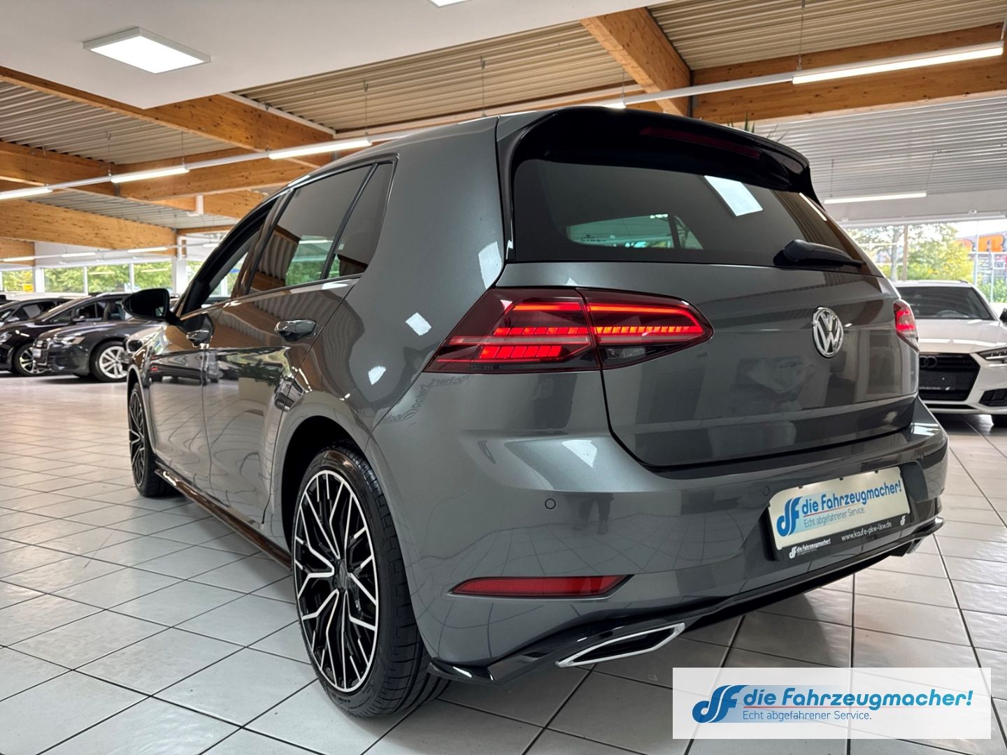 Fahrzeugabbildung Volkswagen Golf VII Highline R-Line Sportpaket Navi LED ACC