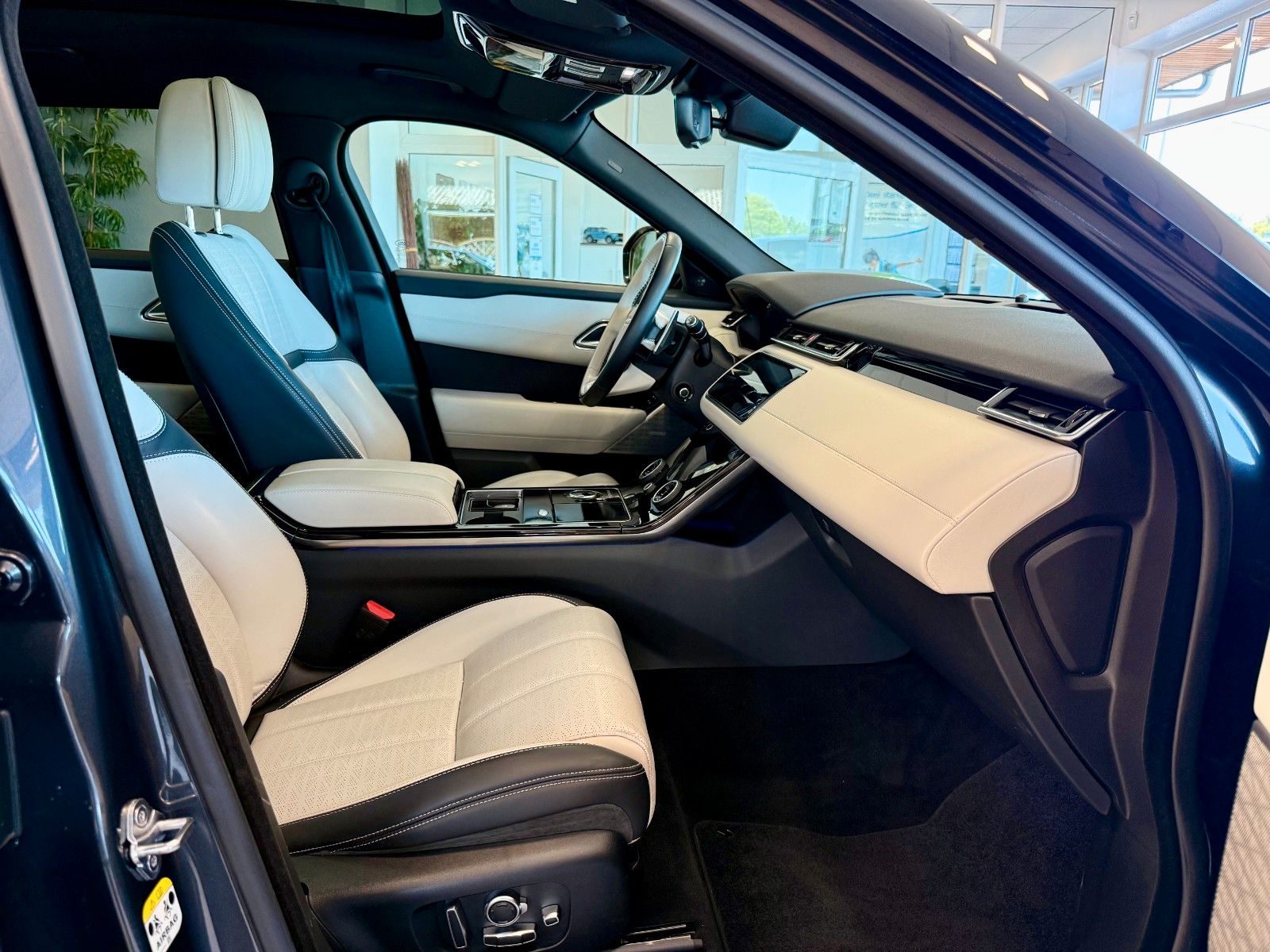 Fahrzeugabbildung Land Rover Range Rover Velar R-Dynamic HSE Design Black
