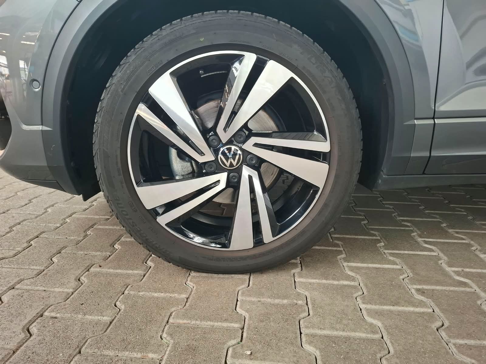 Fahrzeugabbildung Volkswagen T-Roc R-Line 1.5TSI DSG +AHK +IQ.Light +Panorama
