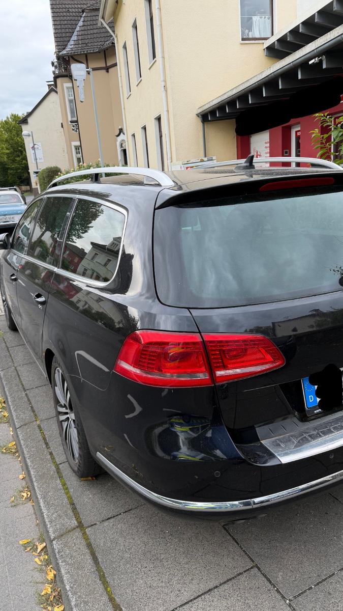 Volkswagen Passat 2011 — rear view