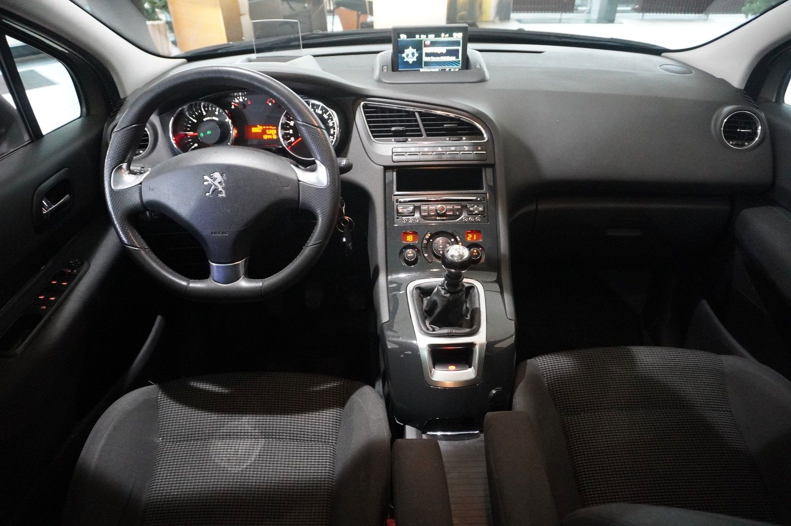 Fahrzeugabbildung Peugeot 5008 1.2T STYLE NAVI/LED/KAMERA/SHZ/PANO./AHK