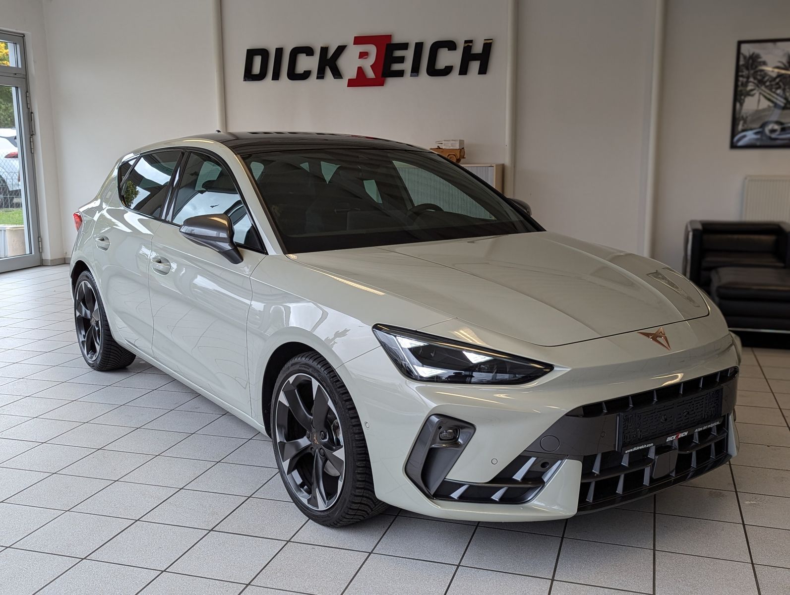 Fahrzeugabbildung CUPRA Leon 1.5 eTSI Sennh. Matrix Pano Edge/Dynamic