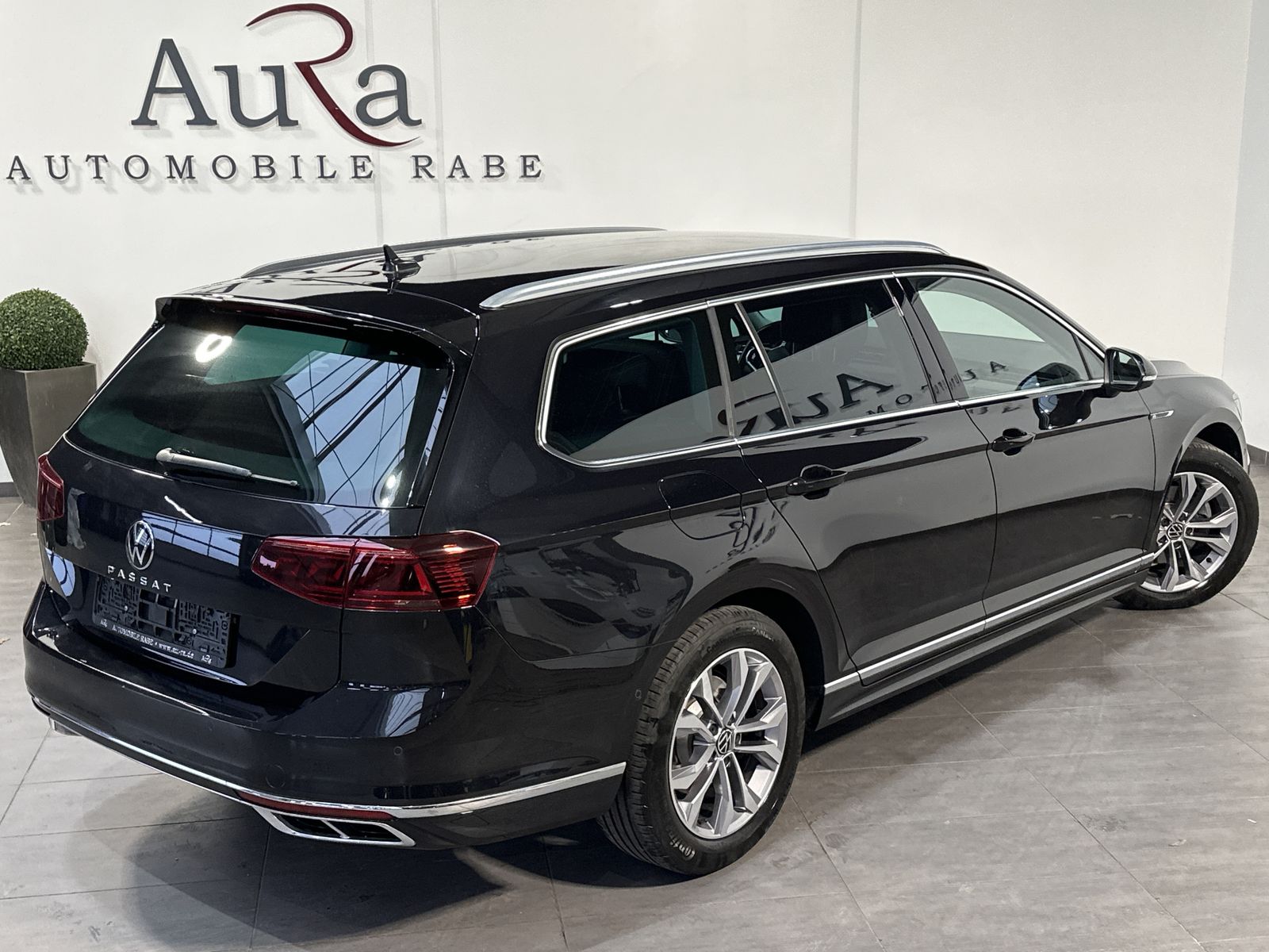 Fahrzeugabbildung Volkswagen Passat Variant 2.0 TSI DSG R-Line NAV+LED+AHK+VC