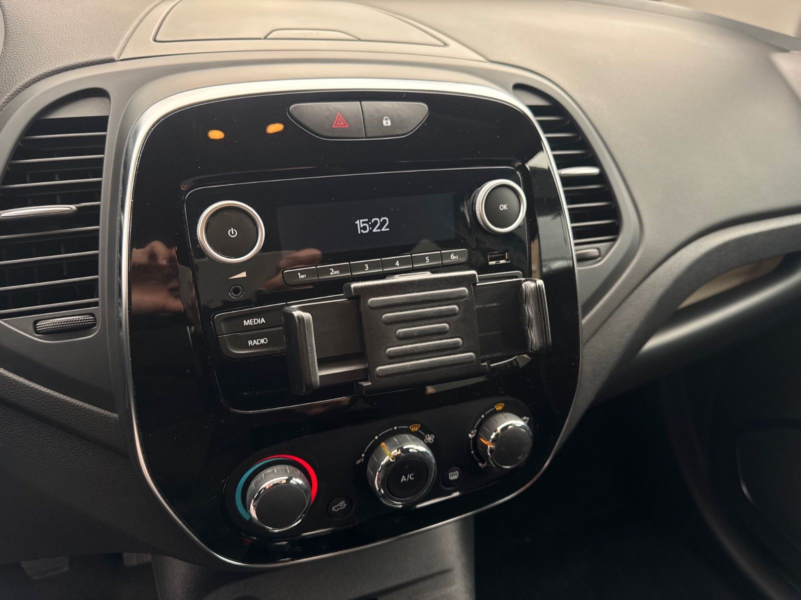 Fahrzeugabbildung Renault Captur Limited Radio Klima LED Tagfahrlicht