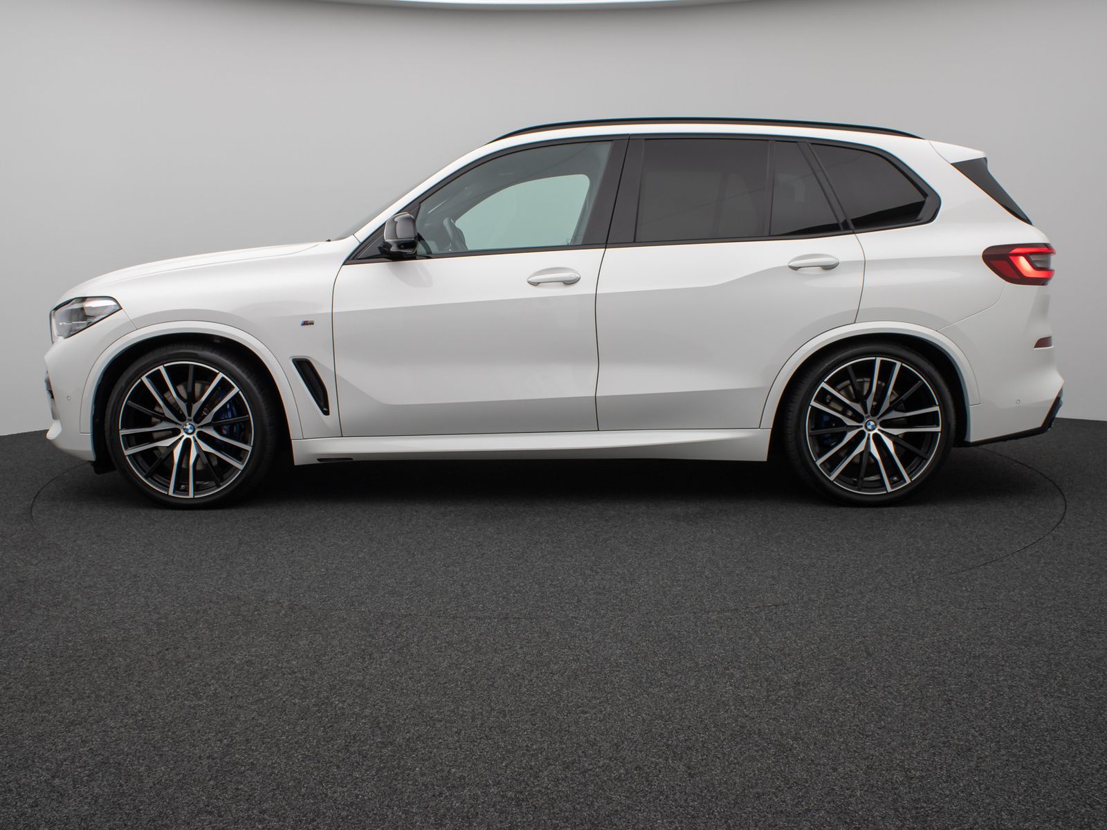 Fahrzeugabbildung BMW X5 M50i Panorama 360° HUD DAB H/K AHK Individual