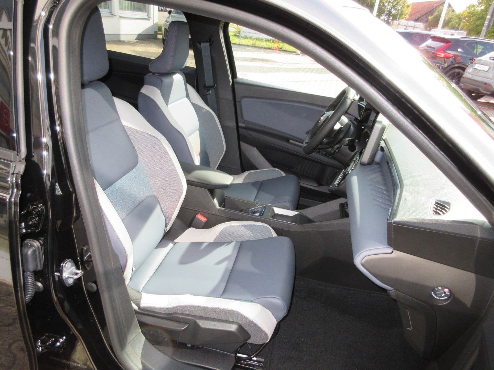 Fahrzeugabbildung Nissan Micra Evolve 52kWh 150PS AT Automatik