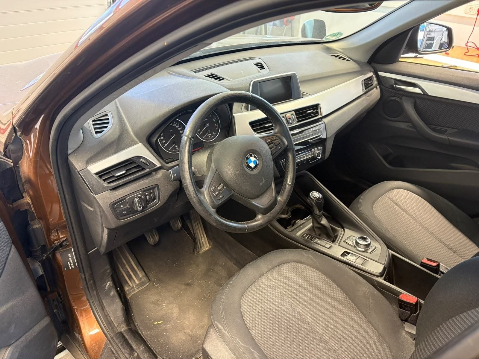 Fahrzeugabbildung BMW X1 sDrive 18i Advantage/PDC/SHZ/NAVI/