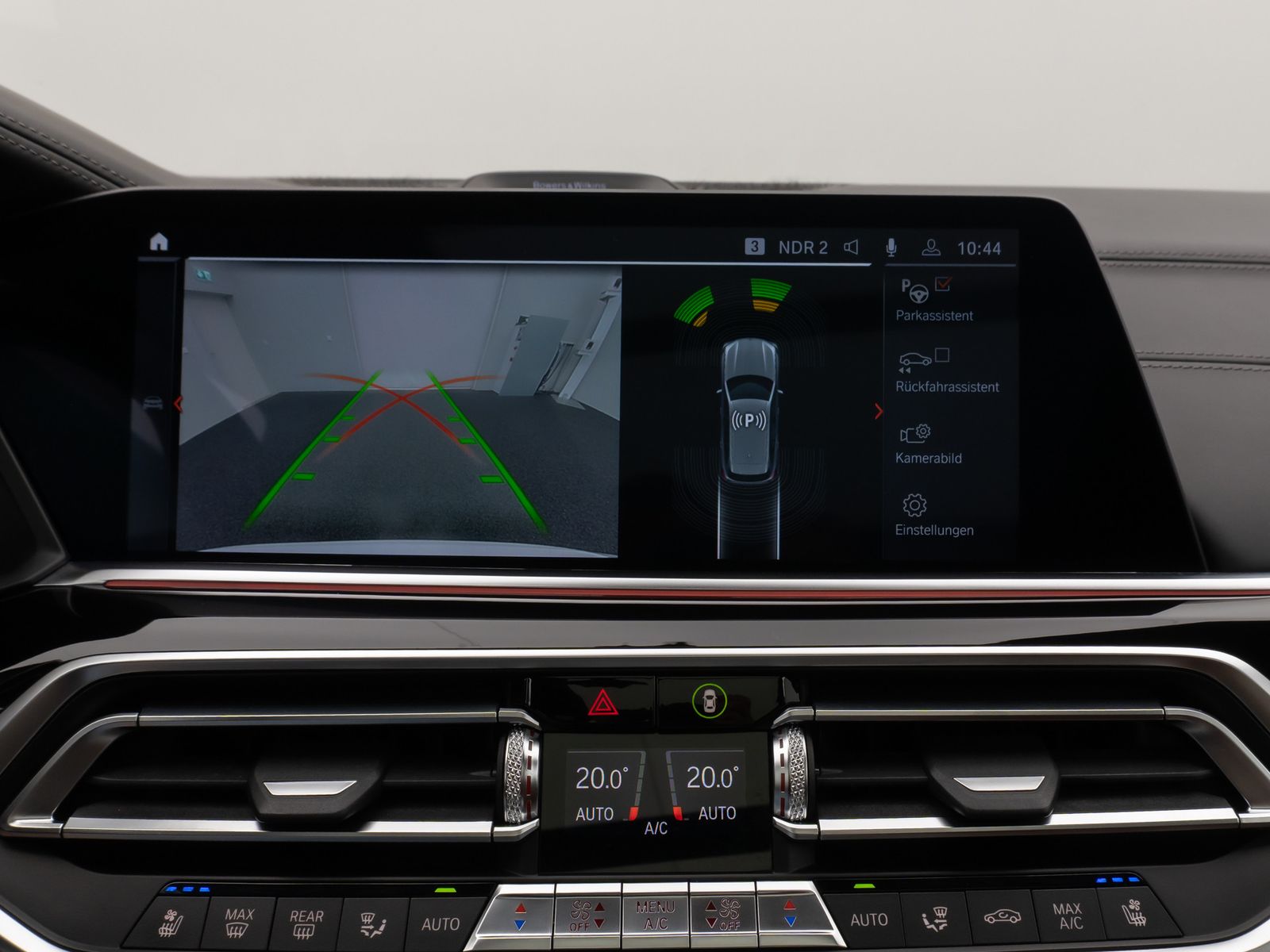 Fahrzeugabbildung BMW X5 M50i Panorama Laser HUD DAB B&W SoftClos Voll