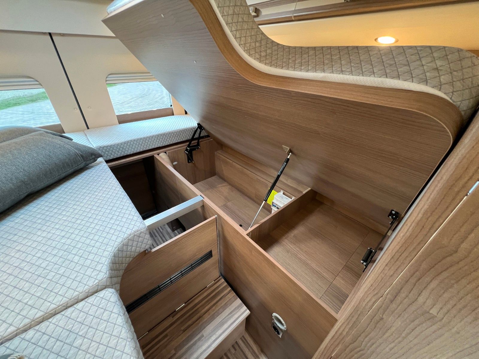 Fahrzeugabbildung Malibu Van first class - two rooms GT skyview 640 LE RB