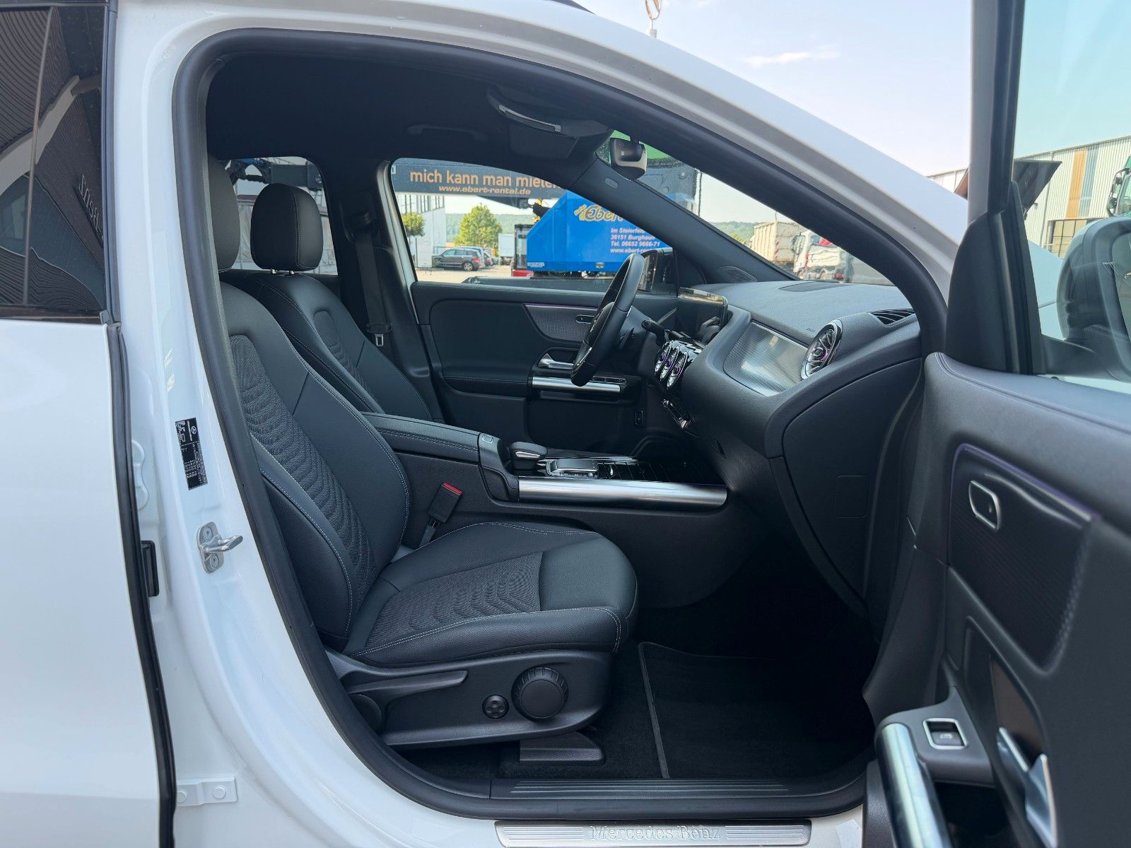 Fahrzeugabbildung Mercedes-Benz EQA 300 4M Progressive+19AMG+RKF+TotW+Ambiente+