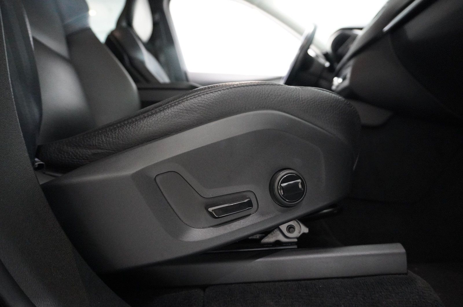 Fahrzeugabbildung Volvo XC 90 B5 D MOMENTUM PRO NAVI/LED/VIRTU/LEDER/AHK