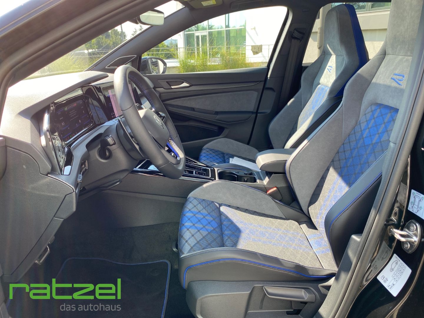 Fahrzeugabbildung Volkswagen Golf Variant VIII R 4Motion 2.0 TSI DSG DCC+NAVI