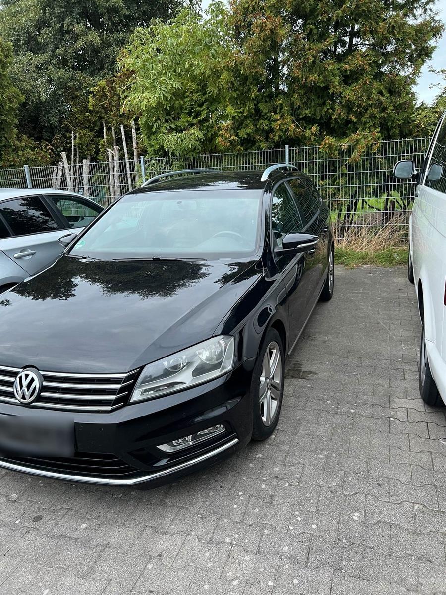Volkswagen Passat 2013 — rear view