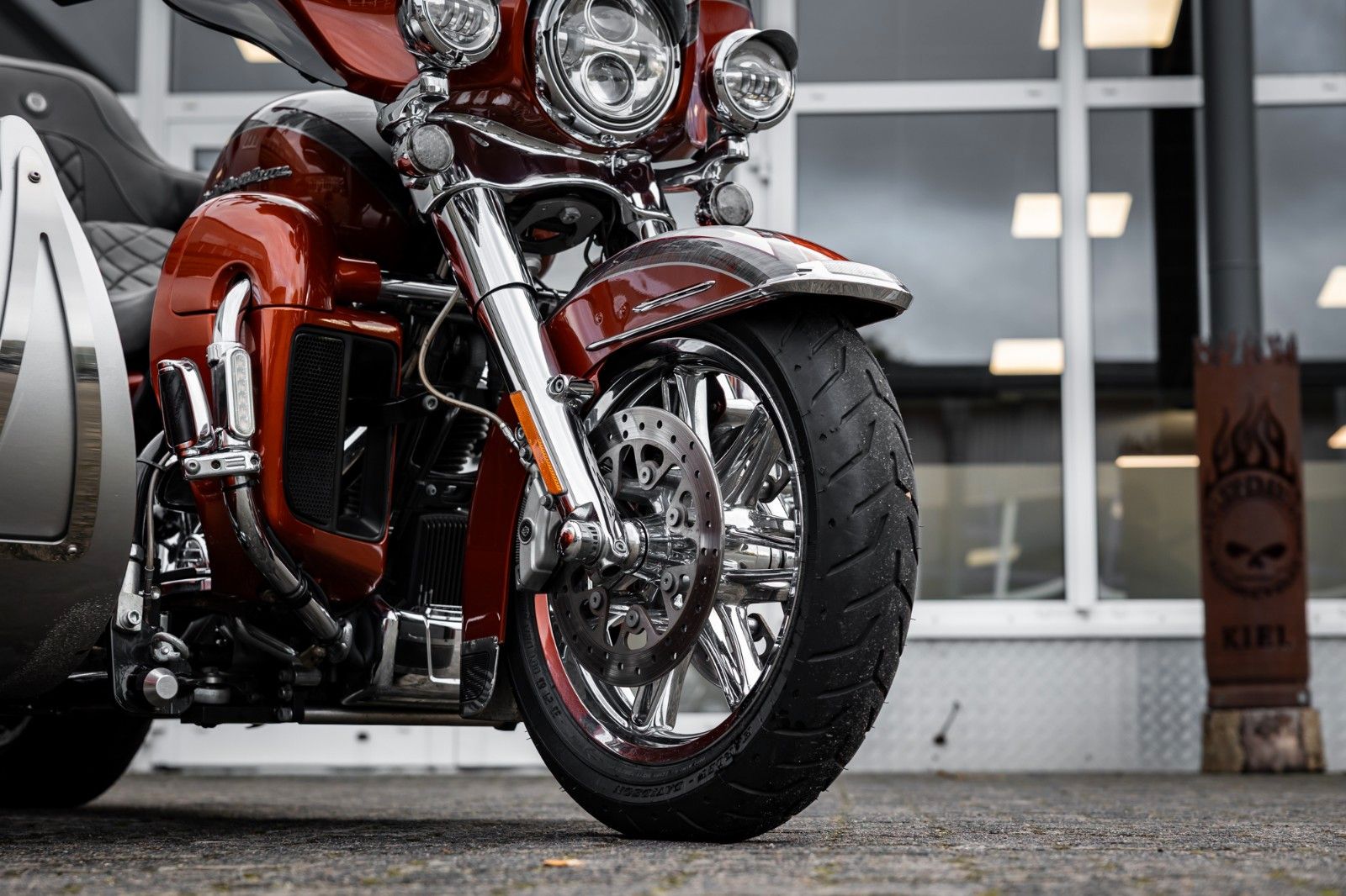 Fahrzeugabbildung Harley-Davidson FLHTKSE CVO E-Glide - V-Triebwerk Gespann