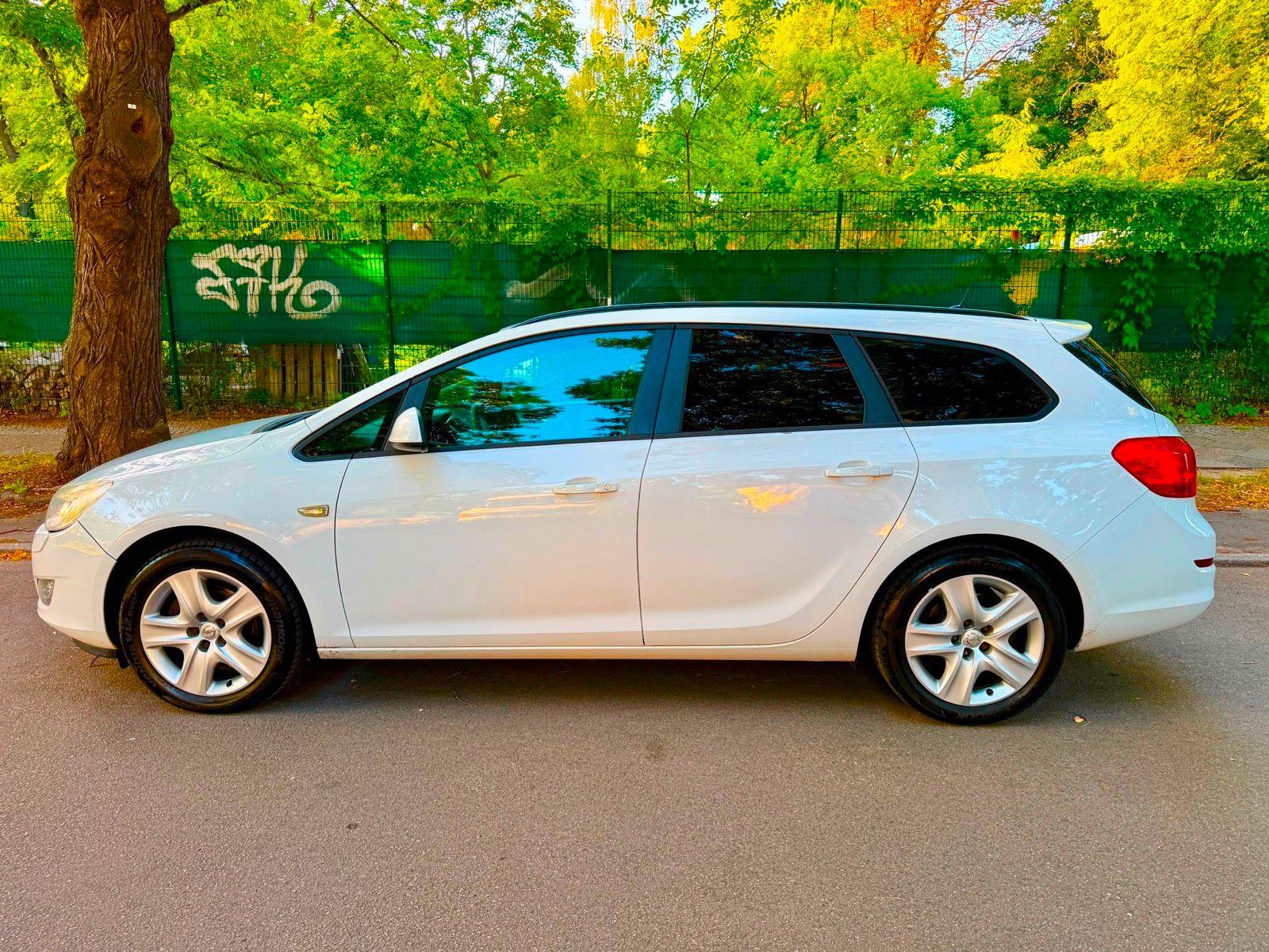 Opel Astra 2010 — interior