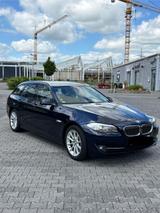 BMW 528 Baureihe 5 Touring 528 i xDrive - blaue BMW 528