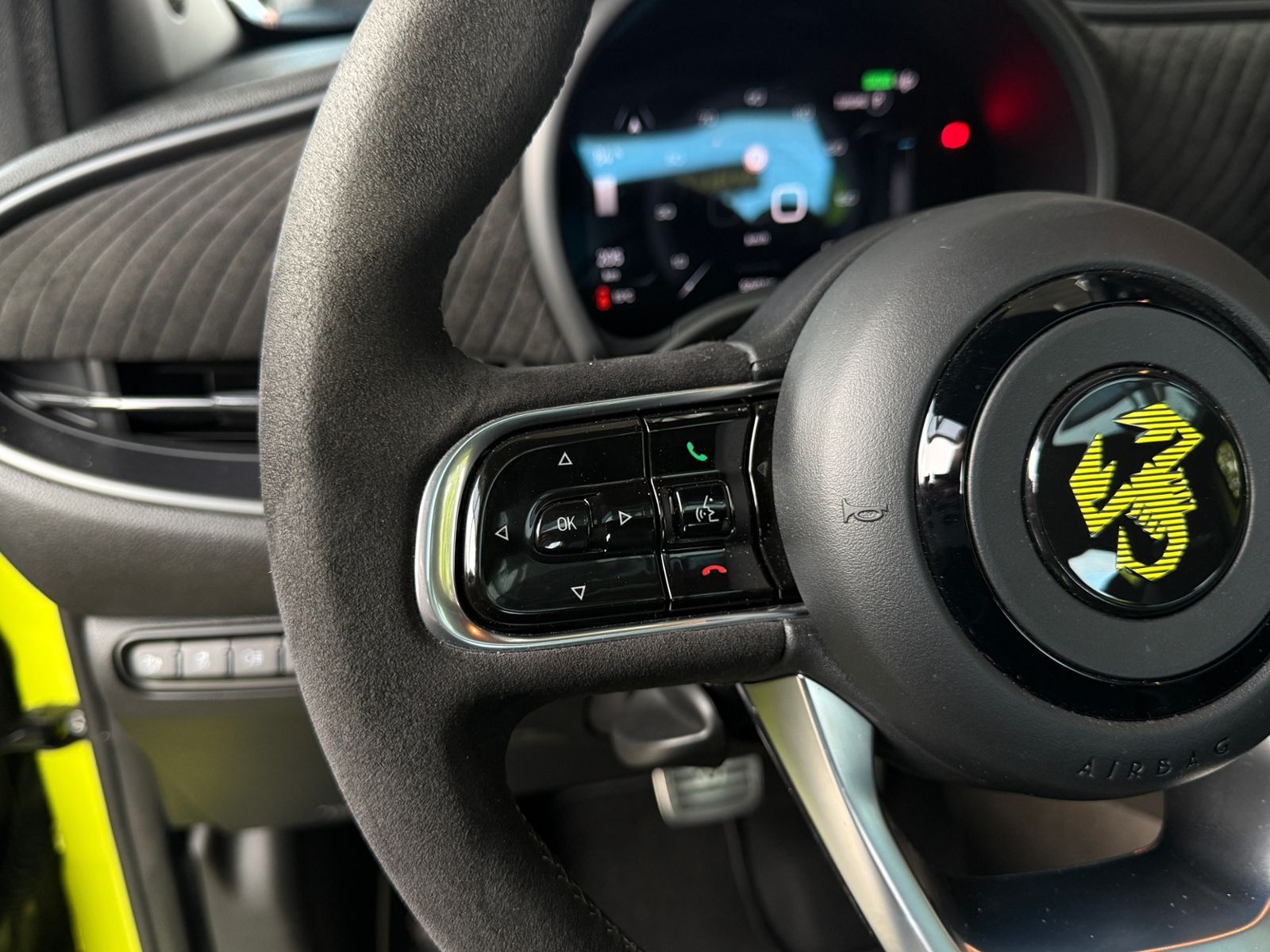 Fahrzeugabbildung Abarth 500e 42kWh Scorpionissima PANO KAM LED